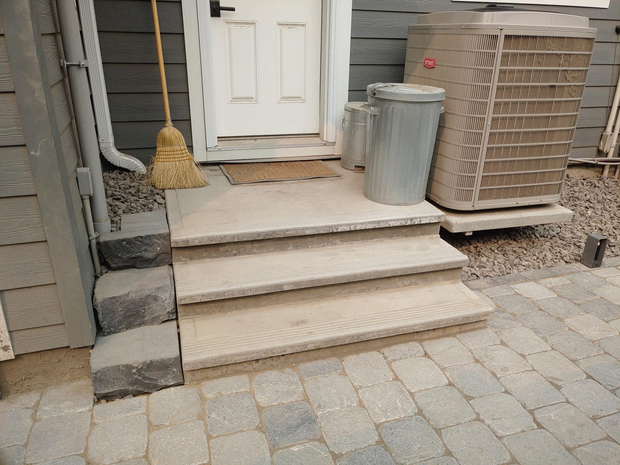 Narrow side yard paver walkway with mulch garden bed